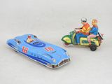 deux figurines représentant un homme et une femme sur une moto et dans une voiture