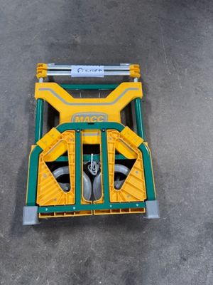 un chariot jaune et vert posé par terre