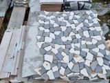 de nombreux morceaux de bois empilés les uns sur les autres