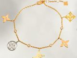 Gros plan sur un bracelet en or orné de breloques