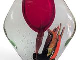 un vase en verre contenant une fleur rouge