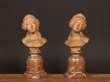 paire de bustes anciens en marbre représentant une femme et un homme, sur socle