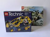 deux véhicules lego technic sont assis l'un à côté de l'autre sur une surface blanche