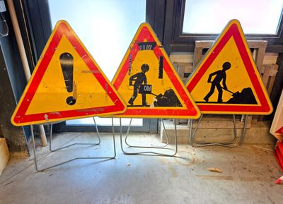 LOT - 9 divers panneaux de signalisation de chantier - 2 bar…