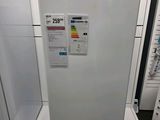 une photo d'un réfrigérateur sur lequel est apposée une étiquette de prix