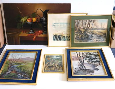 quatre tableaux posés sur une table, avec un vase rempli de fruits en arrière-plan