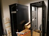 de nombreuses boîtes, toutes entassées dans une pièce
