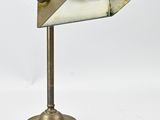 une photo d'une lampe de bureau posée sur une surface blanche, avec son cordon