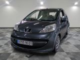 la photo d'une petite voiture garée dans un garage