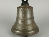 une cloche sur laquelle figurent une croix et l'inscription « la north »
