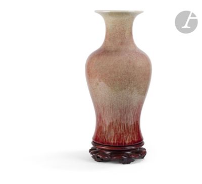un vase posé sur un support sur une surface blanche