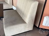 deux chaises et une table dans un coin d'un restaurant