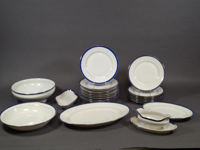 beaucoup d'assiettes et de bols blancs et bleus sur la table