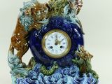 une horloge bleue sur laquelle figurent un lion et un chien