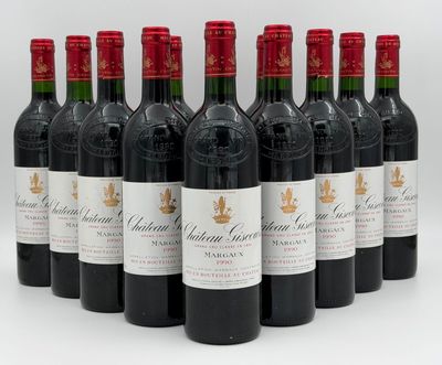 six bouteilles de vin rouge sont alignées