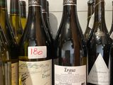 plusieurs bouteilles de vin sont alignées sur un comptoir