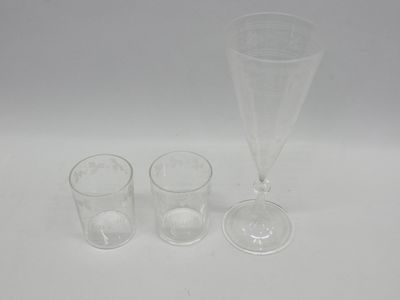 trois verres à vin vides posés les uns à côté des autres sur une table