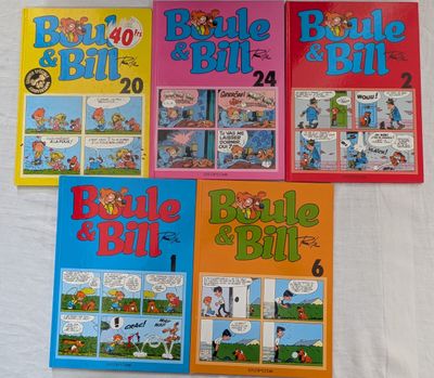 quatre livres pour enfants sont alignés sur une surface blanche