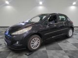 la photo d'une voiture noire garée dans un garage