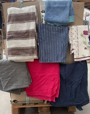 une pile de serviettes posée sur une palette