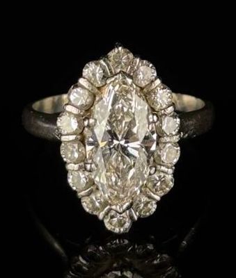 gros plan d'une bague en diamant sur une surface noire