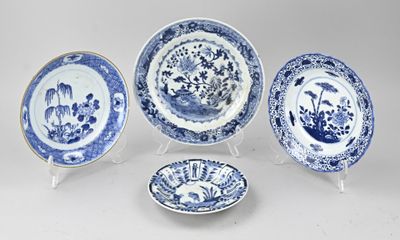 quatre assiettes bleues et blanches ornées de fleurs et d'oiseaux