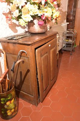 un vase de fleurs posé sur un meuble en bois