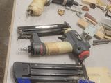 de nombreux outils posés sur une table