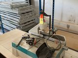 une machine posée sur une table dans une pièce