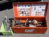 une boîte à outils contenant des outils, posée sur le sol
