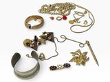 beaucoup de bijoux posés sur la table