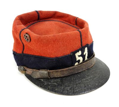 un bonnet orange et bleu portant le numéro 47