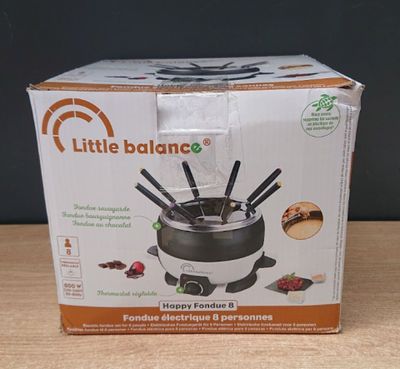 une boîte contenant tout un tas de bâtonnets au chocolat