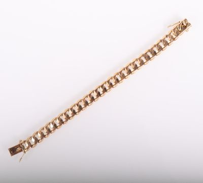 une image d'un bracelet en or sur fond blanc