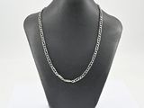 Collier à chaîne en argent présenté sur un mannequin, sur fond blanc