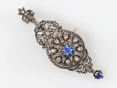 Broche pendentif en or et argent centrée d'un saphir de tail…