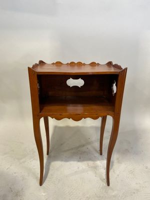l'image d'une petite table en bois avec un tiroir en dessous