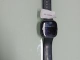 une horloge accrochée au mur, à laquelle est attachée une étiquette