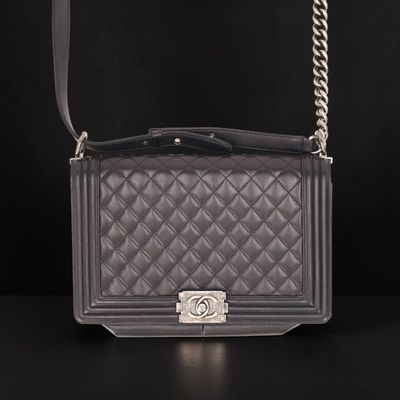 CHANEL. Sac Boy en cuir matelassé noir, fermoir poussoir en … - Photo 1
