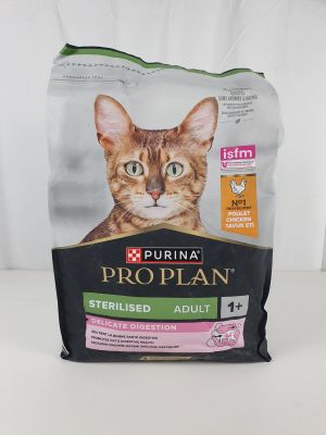 le chat est assis devant un sac de croquettes « Prop Plan » pour chats