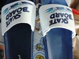 une paire de sandales bleues et blanches posées sur une boîte