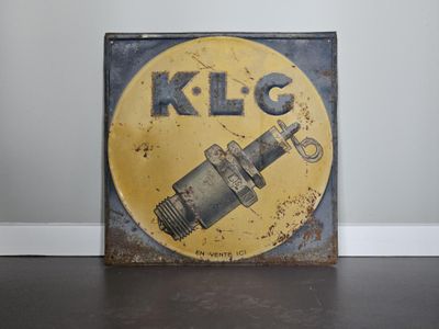 un panneau jaune et noir sur lequel est inscrit « klc »