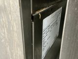 un gros plan d'une porte métallique sur laquelle est collé un autocollant