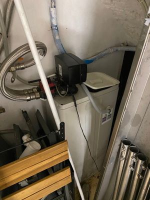 une photo d'une salle de bains avec des toilettes et un chauffe-eau