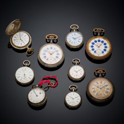 Plusieurs modèles différents de montres de poche sont exposés sur un fond noir