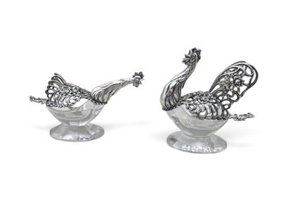 paire de figurines de paons plaquées argent sur socles, sur fond blanc