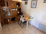 une pièce dans laquelle se trouvent une table et une armoire