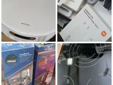 quatre photos différentes d'un Roomba et d'une boîte de télécommandes