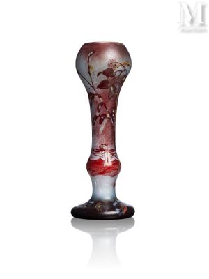 un vase en verre avec un motif rouge et blanc