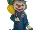 statue d'un clown avec des ballons et un chapeau haut-de-forme sur fond blanc